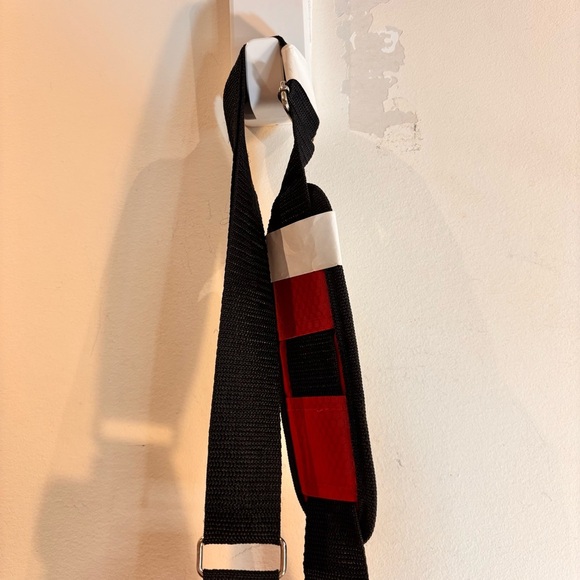 HEYS Travel Mate Crossbody Multiple Pockets & Compartments Adjautable Strap NEW - Picture 8 of 13